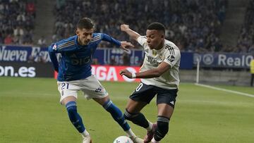 OVIEDO 24/08/2025. - El delantero francés del Real Madrid Kylian Mbappé (d) pelea un balón con el centrocampista serbio del Real Oviedo Luka Ilic durante el partido de LaLiga que enfrenta al Real Oviedo y al Real Madrid este domingo en el estadio Carlos Tartiere. EFE/Paco Paredes