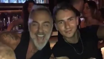 El famoso multimillonario italiano Gianluca Vacchi bailando con el piloto mallorqu&iacute;n de Moto GP Jorge Lorenzo en una discoteca de Barcelona en el verano de 2017.