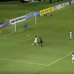 ¡De volea! El casi golazo de Parraguez en Brasil