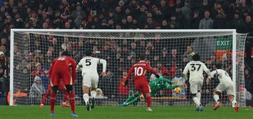 Mohamed Salah convierte el penalti que adelantaba moment¨¢neamente al Liverpool (2-1) ante el Manchester United.