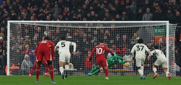 Mohamed Salah convierte el penalti que adelantaba momentáneamente al Liverpool (2-1) ante el Manchester United.