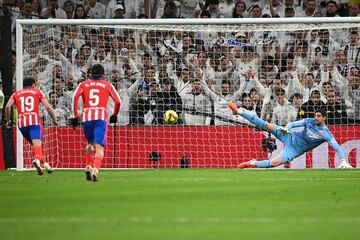 Julin Alvarez marca con el Atltico en el Santiago Bernabu.