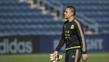 Mois&eacute;s Mu&ntilde;oz en un entrenamiento con la Selecci&oacute;n Mexicana