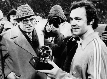 Beckenbauer, el gran referente de la demarcación de líbero, es una de las mayores leyendas del fútbol. El alemán comenzó su carrera ascendiendo al Bayern de Múnich a la Bundesliga en 1965. Posteriormente, vestiría con cintas rojiblancas tres Copas de Europa consecutivas, al igual que el ya mencionado Gerd Müller, su compañero de equipo. Además, con él también levantó el Mundial de 1974. No obstante, lo que le diferencia del ‘Torpedo’, es que ‘el ‘Káiser’ ganó dos Balones de Oro en 1972 y 1976.