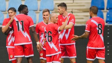 Becerra celebra con Trejo su gol.