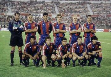 Cuarto t¨ªtulo consecutivo para el Barcelona de Cruyff y d¨¦cimocuarto t¨ªtulo de su historia. Corr¨ªa el a?o 1994. De Pie: Zubizarreta, Amor, Nadal, Laudrup, Koeman y Stoichkov. Agachados: Romario, Juan Carlos, Eusebio, Ferrer y Bakero.