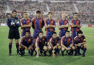 Cuarto ttulo consecutivo para el Barcelona de Cruyff y dcimocuarto ttulo de su historia. Corra el a?o 1994. De Pie: Zubizarreta, Amor, Nadal, Laudrup, Koeman y Stoichkov. Agachados: Romario, Juan Carlos, Eusebio, Ferrer y Bakero.