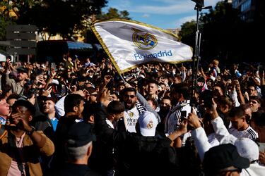 Aficionados del Real Madrid esperan la llegada del autobús de su equipo en los alrededores del estadio antes del partido.