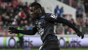 Nice's Italian forward Mario Balotelli controls the ball during the French L1 football match between Dijon FCO and OGC Nice on February 10, 2018 at the Gaston Gerard stadium in Dijon, central-eastern France