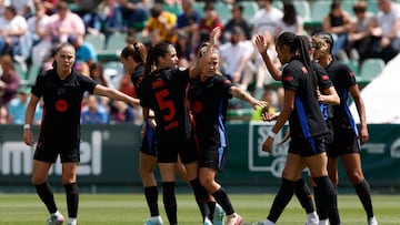 SEVILLA, 11/05/2025.- Las jugadoras del FC Barcelona celebran el tercer gol de su equipo ante el Real Betis, durante el partido de Liga F disputado este domingo en la Ciudad Deportiva Luis del Sol en Sevilla. EFE/Julio Muñoz
