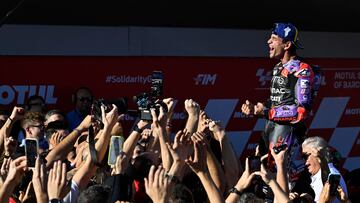 MotoGP - Solidarity Grand Prix of Barcelona - Circuit de Barcelona-Catalunya, Barcelona, Spain - November 17, 2024 Prima Pramac Racing's Jorge Martin celebrates with teammates after winning the MotoGP World Championship REUTERS/Pablo Morano