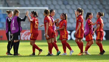Jugadoras españolas saludándose al final del encuentro frente a Portugal.