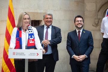 Las campeonas de Europa ofrecen su triunfo en la Generalitat de Catalunya junto al presidente del Barcelona, Joan Laporta.