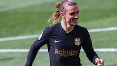 Barcelona&#039;s French midfielder Antoine Griezmann celebrates after scoring a second goal during the Spanish League football match between Villarreal CF and FC Barcelona at La Ceramica stadium in Vila-real on April 25, 2021. (Photo by JOSE JORDAN / AFP)
