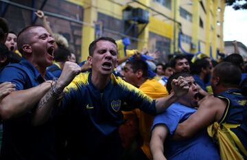 Aficionados de Boca celebrando el gol de Benedetto.