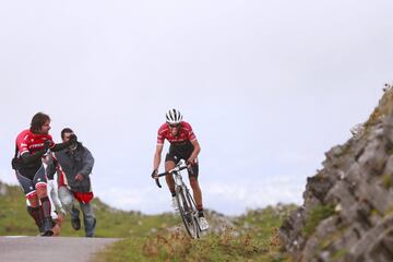 Longitud: 12,4 km / Pendiente media: 10,2% / Rampas máximas: 24% / Altitud: 1.572 m. El puerto más icónico y brutal de España. Tan sólo la altitud de este coloso asturiano (no demasiado elevada) y su último kilómetro, que es en bajada, dan un mínimo respiro. Su zona más característica es la Cueña les Cabres, con unas ‘paredes’ salvajes que alcanzan hasta el 23%. Alberto Contador consiguió su último triunfo profesional allí en la Vuelta a España de 2017.