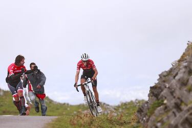 Longitud: 12,4 km / Pendiente media: 10,2% / Rampas máximas: 24% / Altitud: 1.572 m. El puerto más icónico y brutal de España. Tan sólo la altitud de este coloso asturiano (no demasiado elevada) y su último kilómetro, que es en bajada, dan un mínimo respiro. Su zona más característica es la Cueña les Cabres, con unas ‘paredes’ salvajes que alcanzan hasta el 23%. Alberto Contador consiguió su último triunfo profesional allí en la Vuelta a España de 2017.