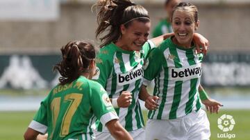 Rosa M&aacute;rquez, Rosa Oterm&iacute;n y &Aacute;ngela Sosa, jugadoras del Betis en el partido ante el Deportivo. 