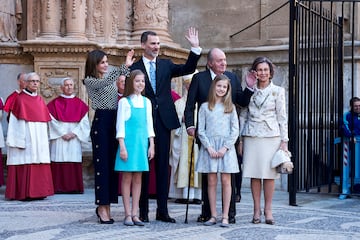 La Reina Letizia de España, la Princesa Sofía de España, el Rey Felipe VI de España, el Rey Juan Carlos, la Princesa Leonor de España y la Reina Sofía asisten a la misa de Pascua el 1 de abril de 2018 en Palma de Mallorca, España.