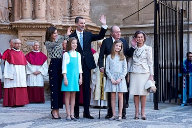 La Reina Letizia de España, la Princesa Sofía de España, el Rey Felipe VI de España, el Rey Juan Carlos, la Princesa Leonor de España y la Reina Sofía asisten a la misa de Pascua el 1 de abril de 2018 en Palma de Mallorca, España. 