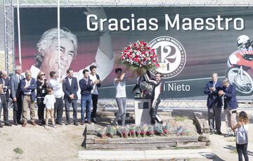 La familia y amigos emocionados con el homenaje. 