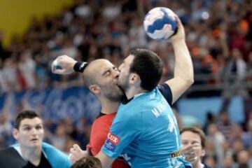 El jugador del KIF Kolding Kobenhavn, Albert Rocas (L) en acción contra el jugador del HC Metalurg, Dejan Manaskov (R) durante el partido de balonmano de la Champions League.