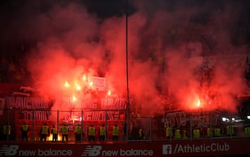 Ultras del Olympique de Marsella con bengalas dentro del estadio de San Mamés.