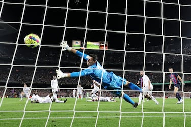 1-1. Thibaut Courtois, pese a su estirada, no puede evitar el primer gol que marca de Sergi Roberto.
.