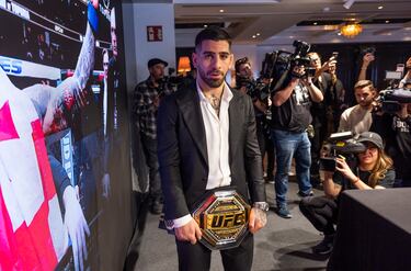 Ilia Topuria muestra el cinturón de campeón de la UFC en la rueda de prensa en el Hotel Rosewood Villa Magna.