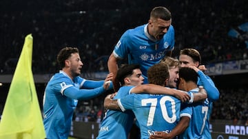 NAPLES (Italy), 22/11/2025.- Napolis forward David Neres (R) celebrates with teammates after scoring a goal during the Italian Serie A soccer match SSC Napoli vs Atalanta BC at Diego Armando Maradona Stadium in Naples, Italy, 22 November 2025. (Italia, Nápoles) EFE/EPA/CIRO FUSCO