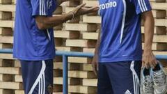 El equipo hace terapia de grupo en el vestuario