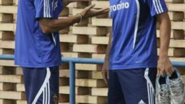 El equipo hace terapia de grupo en el vestuario