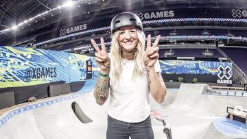La rider de BMX Angie Marino haciendo el símbolo de la victoria con las manos en el skatepark de los X Games de Minneapolis.