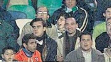 Un aficionado saltó al campo para increpar al árbitro del partido.