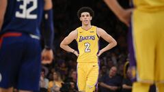 Lonzo Ball en el partido de su debut en la NBA como jugador de los Lakers.