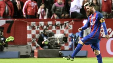Messi golpeando la bota en el Sánchez Pizjuán.