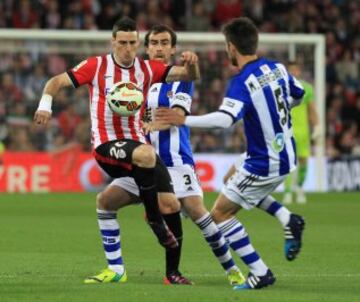Aritz Aduriz con Mikel González y Markel Bergara.