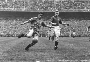 Su periodo con la selección nacional fue triunfante. Debutó en 1957 en el Santiago Bernabéu en un encuentro ante Holanda (victoria 5-1). Vistió la camiseta de España en 32 encuentros y anotó 13 goles. Fue uno de los pilares de la consecución del primer gran título de la Selección Española: la Eurocopa de 1964. En ese momento se convirtió en el primer jugador campeón de Europa tanto con su club (1963 y 1964) como con su selección.