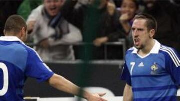 <b>FRANCIA 1 - LITUANIA 0.</b> Franck Ribery se echó a Francia a las espaldas y logró un tanto que sirvió para derrotar a Lituania (1-0) en un difícil encuentro que coloca a los "bleus" en dirección al Mundial de Sudáfrica.