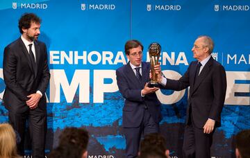 El jugador del Real Madrid, Sergio Llull y el presidente del equipo, Florentino Pérez entregan la Copa del Rey al alcalde José Luis Martínez-Almeida.