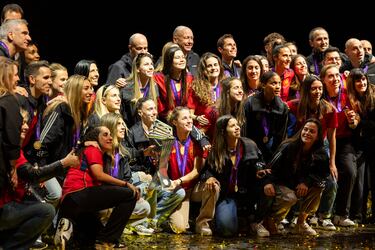 Las jugadoras de la Selección Española, en el escenario del Palacio de Vistalegre celebrando con los aficionados su triunfo en la Nations League.
