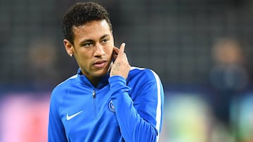 El delantero brasileño del PSG, Neymar, se muda a otra casa en París.