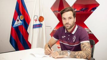 Toño García, durante la firma con la SD Eibar.