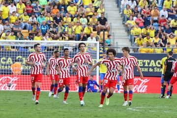 Los rojiblancos felicitan a João Félix por el 2-2.