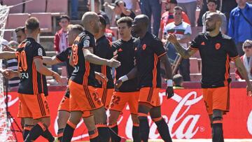 El Valencia celebra un gol en Los Cármenes.