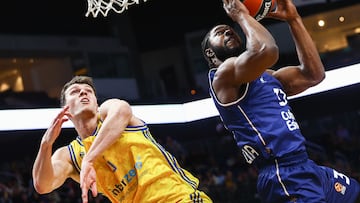 Berlin (Germany), 01/02/2024.- Valencia's Semi Ojeleye (R) in action against Alba´s Yanni Wetzell during the Euroleague Basketball match between Alba Berlin and Valencia Basket, in Berlin, Germany, 01 February 2024. (Baloncesto, Euroliga, Alemania) EFE/EPA/Filip Singer
