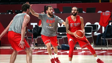 Spain&#039;s Ricky Rubio (R), Sergio Rodriguez (C) and Pau Gasol attend a basketball training session at the Saitama Super Arena in Saitama, Japan, on July 22, 2021, ahead of the Tokyo 2020 Olympic Games. (Photo by Thomas COEX / AFP)