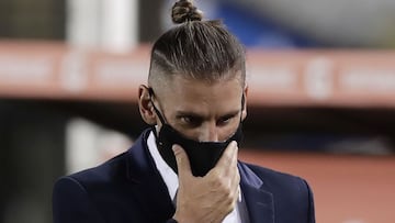 Argentina&#039;s Racing Club coach Sebastian Beccacece waits for the start of the Copa Libertadores quarterfinal football match against Argentina&#039;s Boca Juniors at Presidente Peron Stadium in Avellaneda, Buenos Aires Province, Argentina, on December 16, 2020. (Photo by Juan Ignacio RONCORONI / POOL / AFP)