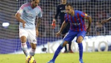 Larrivey ante Juanfran, en el partido de Balaídos.