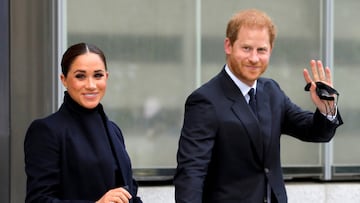 FILE PHOTO: Britain's Prince Harry and Meghan, Duke and Duchess of Sussex, wave as they visit One World Trade Center in Manhattan, New York City, U.S., September 23, 2021. REUTERS/Andrew Kelly/File Photo